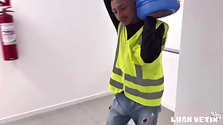 Putinho safado pediu &aacute;gua&comma; mais tava doido na rola do entregador &excl;&excl;&excl;